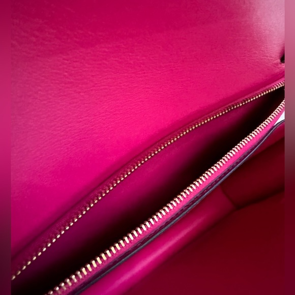 CELINE
Pink Box Leather Medium Classic Box Flap Bag (Pre-loved) with dust bag. - Picture 12 of 15